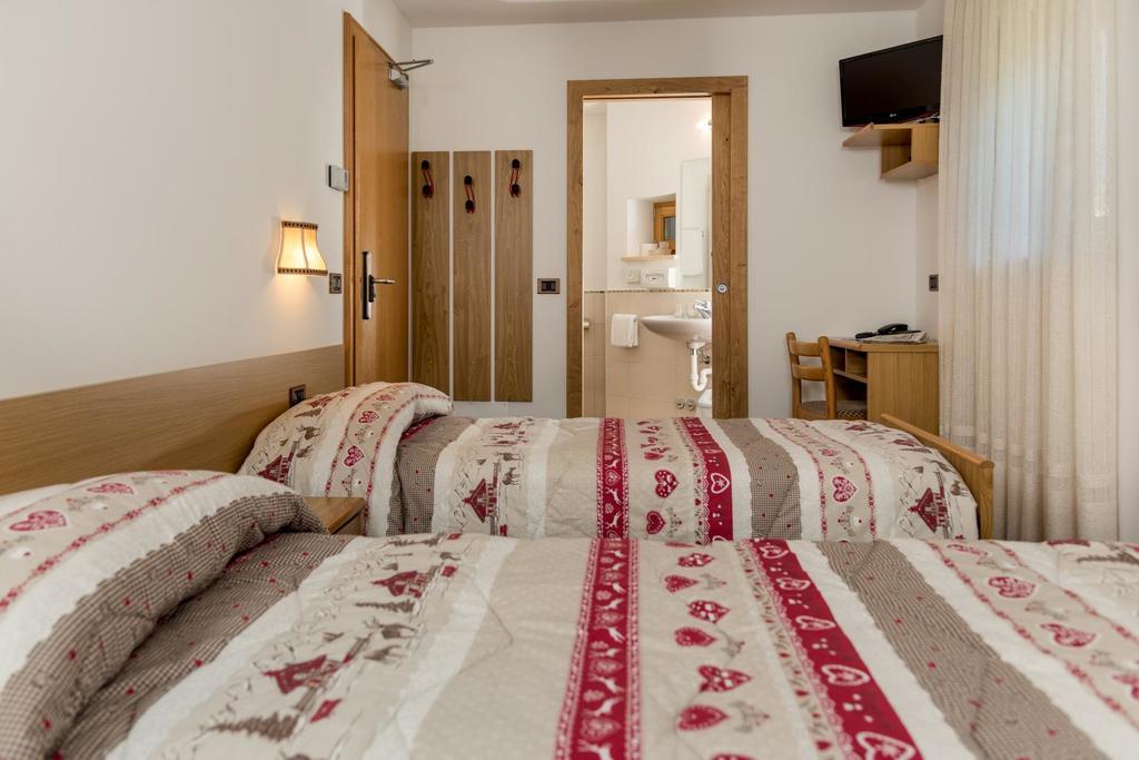 Hotel Garni Lastei Pozza di Fassa Luaran gambar