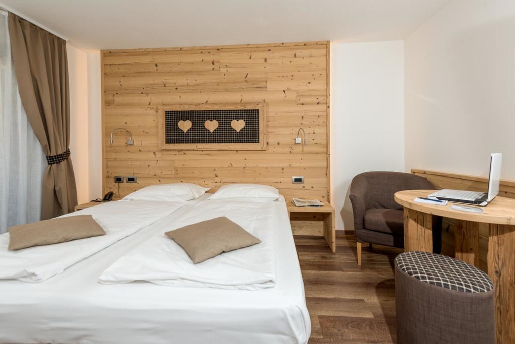 Hotel Garni Lastei Pozza di Fassa Luaran gambar